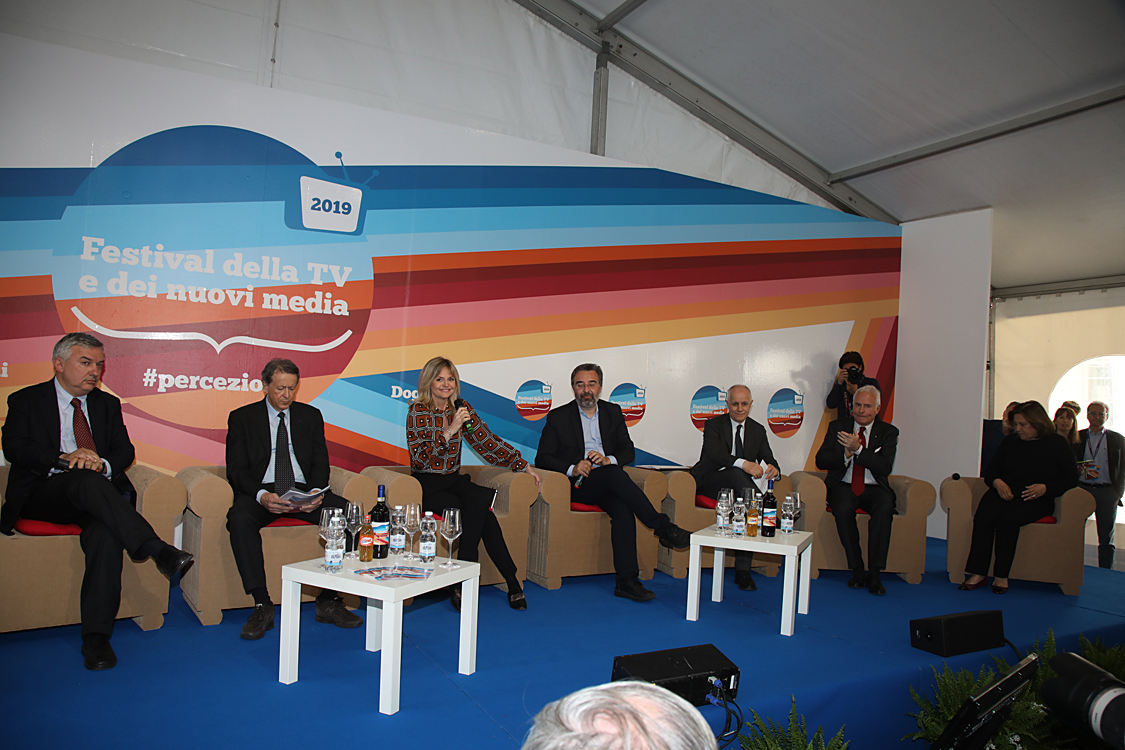 Festival della TV e dei Nuovi Media 2019_334.jpg - L'Europa è ancora nel nostro futuro? Il consueto incontro tra i direttori delle principali testate nazionali per discutere sull’Europa a tre settimane dal voto. Lucia Annunziata, Marco Damilano, Luciano Fontana, Maurizio Molinari, Fabio Tamburini, Mario Tarquinio, Carlo Verdelli  con Sarah Varetto